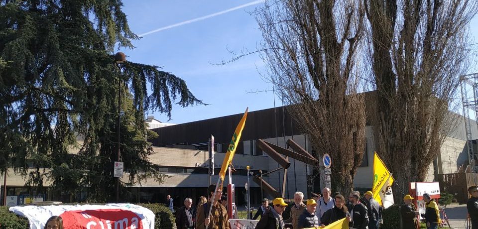 MANIFESTAZIONE PRO-AUTOSTRADE: FUORI DAL PALAZZO UN PRESIDIO DI DISSENSO 